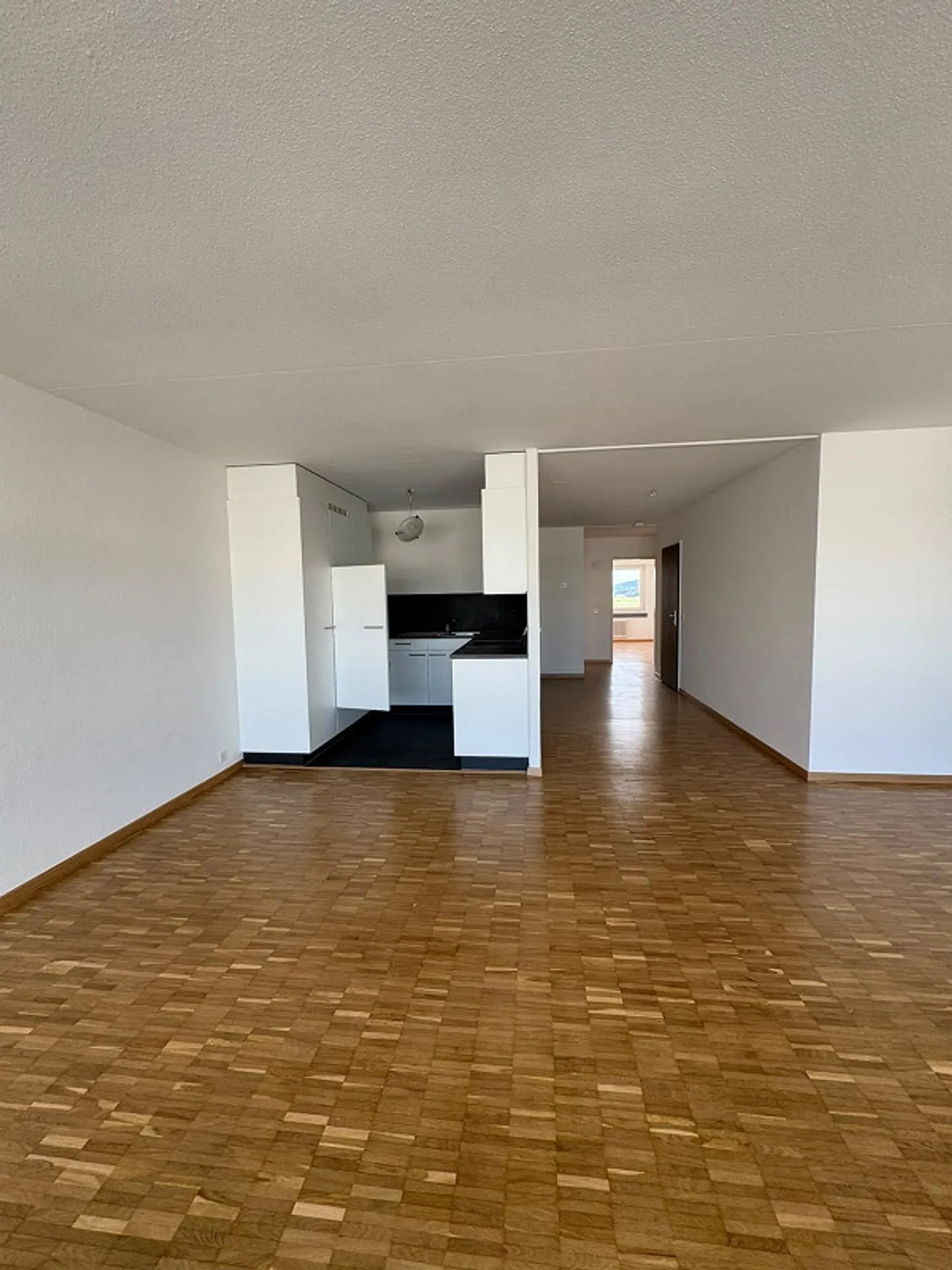 Luminoso appartamento di 3,5 stanze con balcone soleggiato a Emmen - Foto 4 di 10
