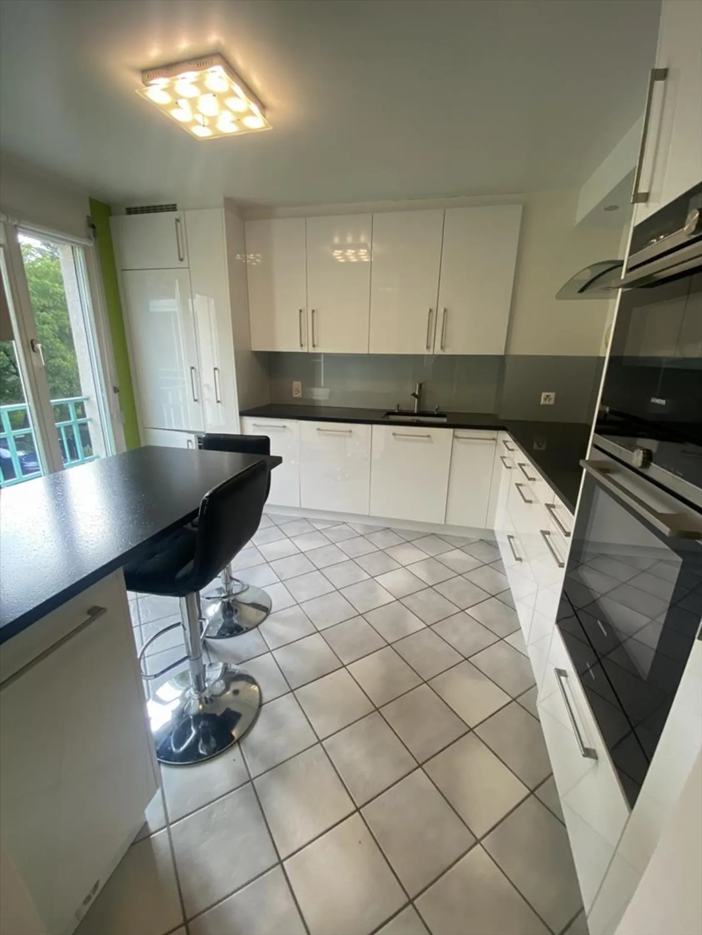 Dreiteiliger Sechszimmerwohnung im ersten Stock - Foto 3 von 8
