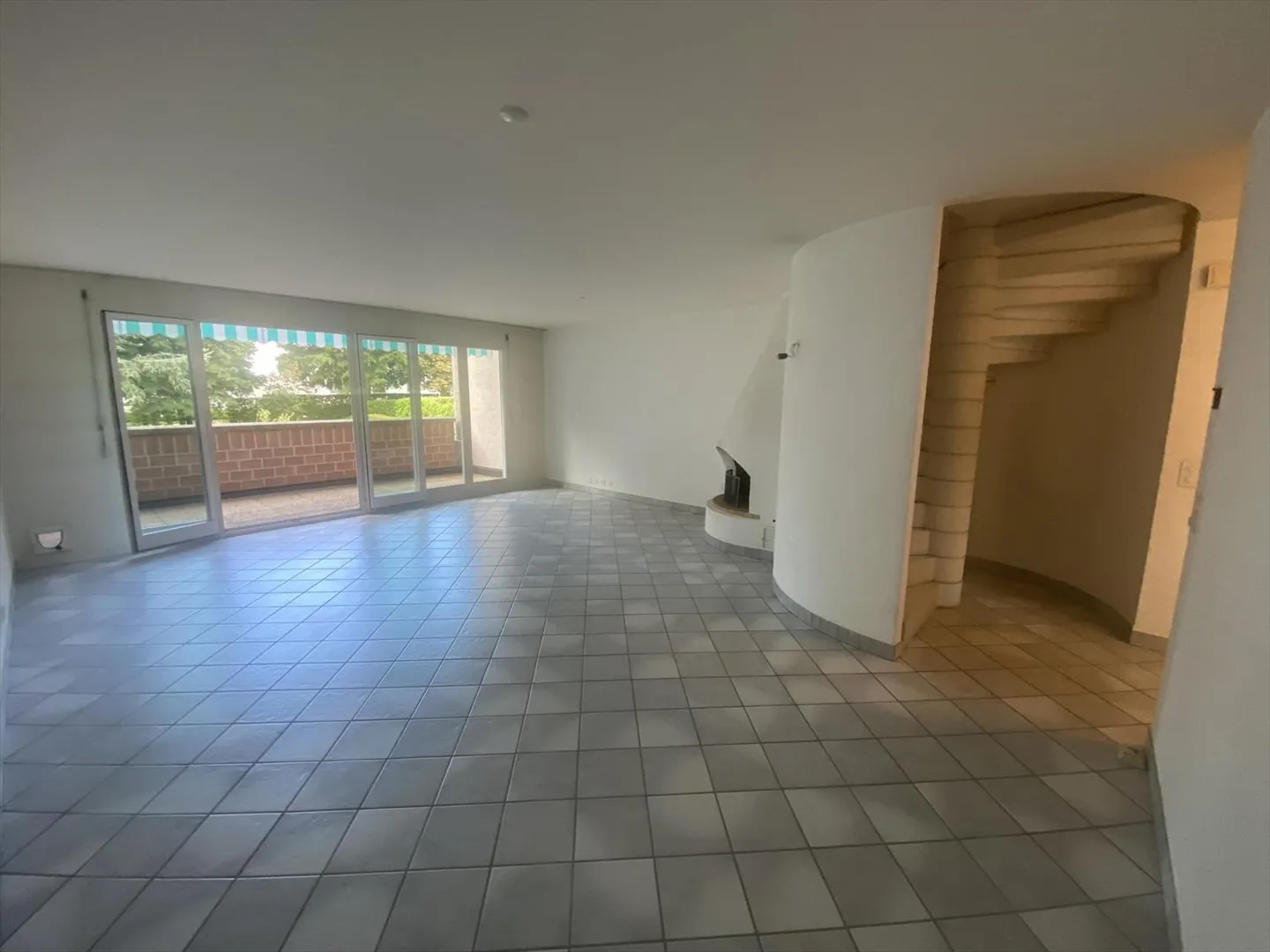 Dreiteiliger Sechszimmerwohnung im ersten Stock - Foto 4 von 8
