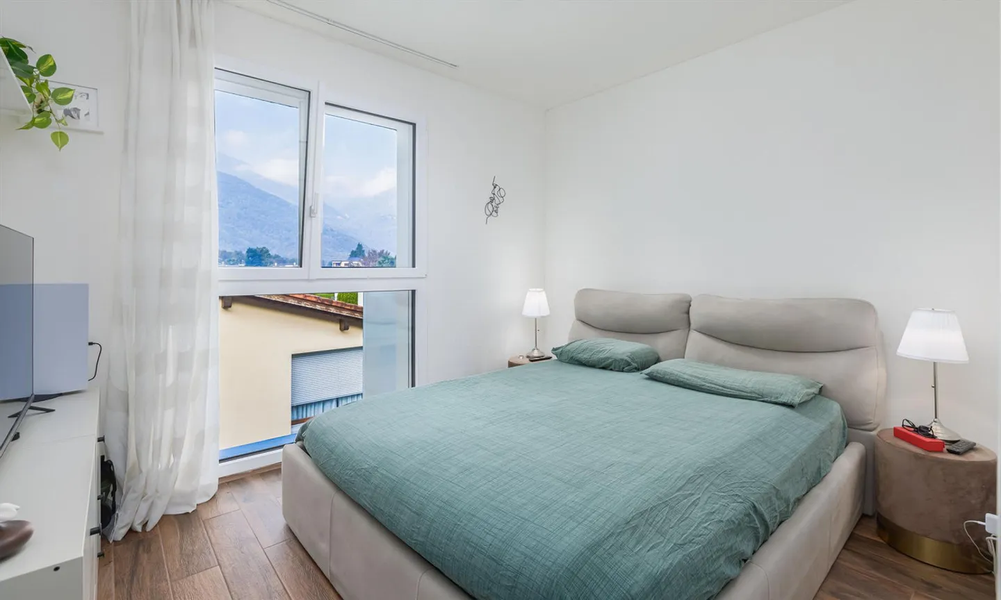 MODERNE ET ACCUEILLANTE 3.5 AU DERNIER ÉTAGE À PONTE CAPRIASCA - Photo 5 sur 10