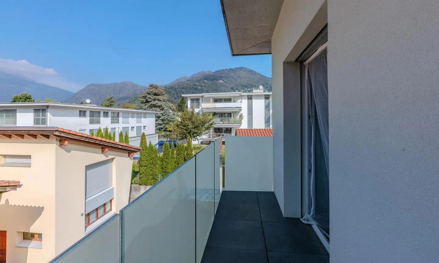 MODERNE ET ACCUEILLANTE 3.5 AU DERNIER ÉTAGE À PONTE CAPRIASCA - Photo 7 sur 10