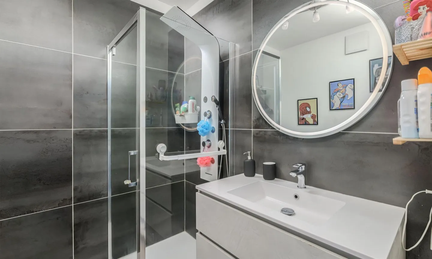 MODERNE ET ACCUEILLANTE 3.5 AU DERNIER ÉTAGE À PONTE CAPRIASCA - Photo 8 sur 10