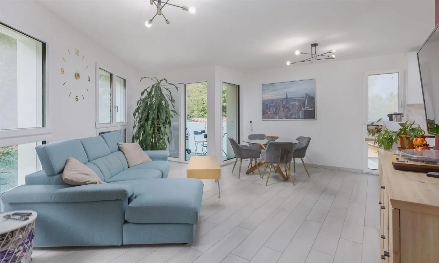 MODERNE ET ACCUEILLANTE 3.5 AU DERNIER ÉTAGE À PONTE CAPRIASCA - Photo 1 sur 10