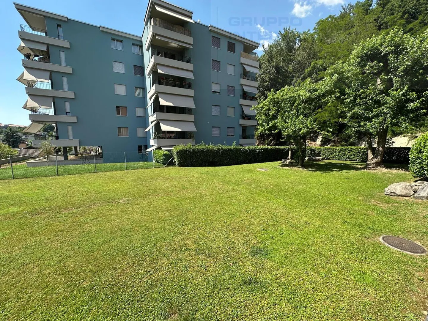4,5 PIÈCES AVEC JARDIN ET PISCINE - Photo 2 sur 16