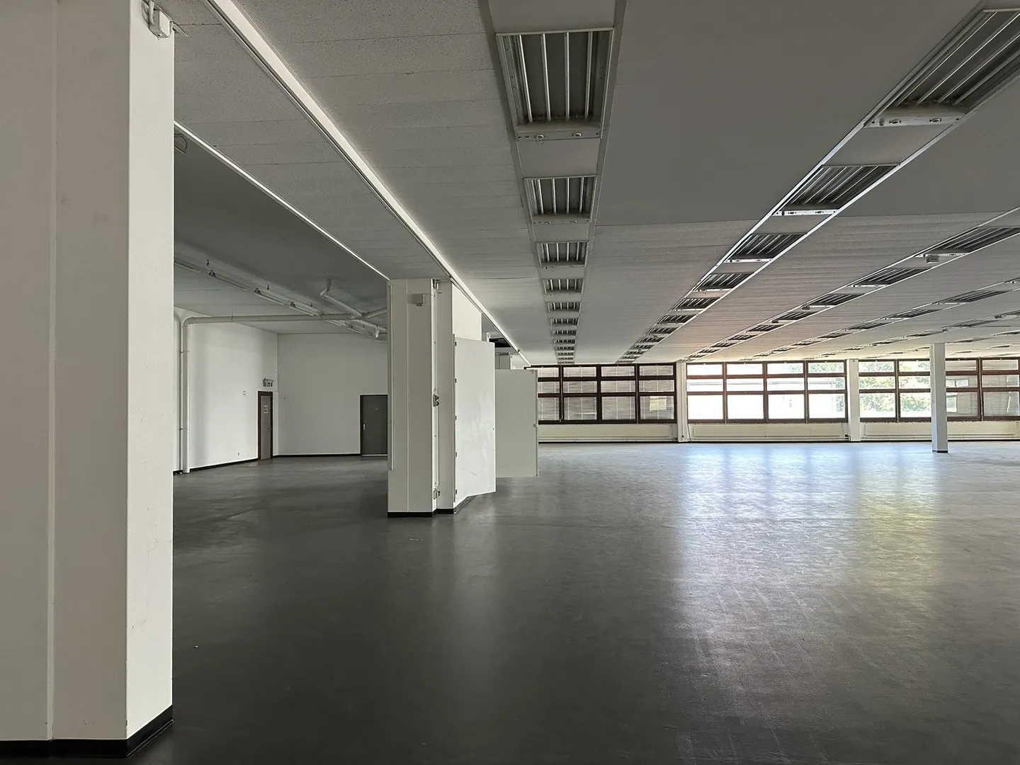 Vendita di un grande magazzino commerciale/industriale - Foto 3 di 10