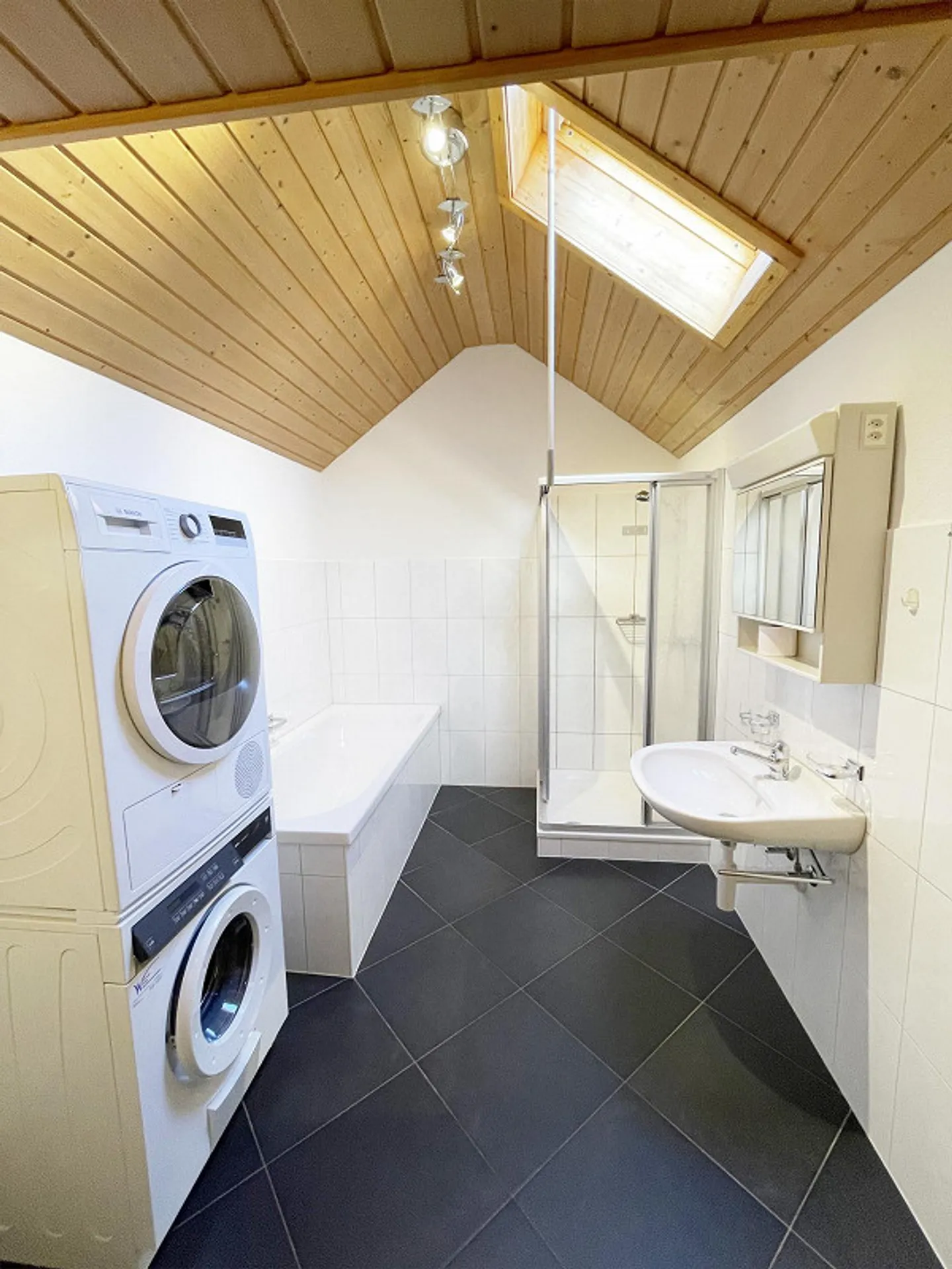 Spacious and Cozy 4.5-Room Apartment - Photo 9 of 21