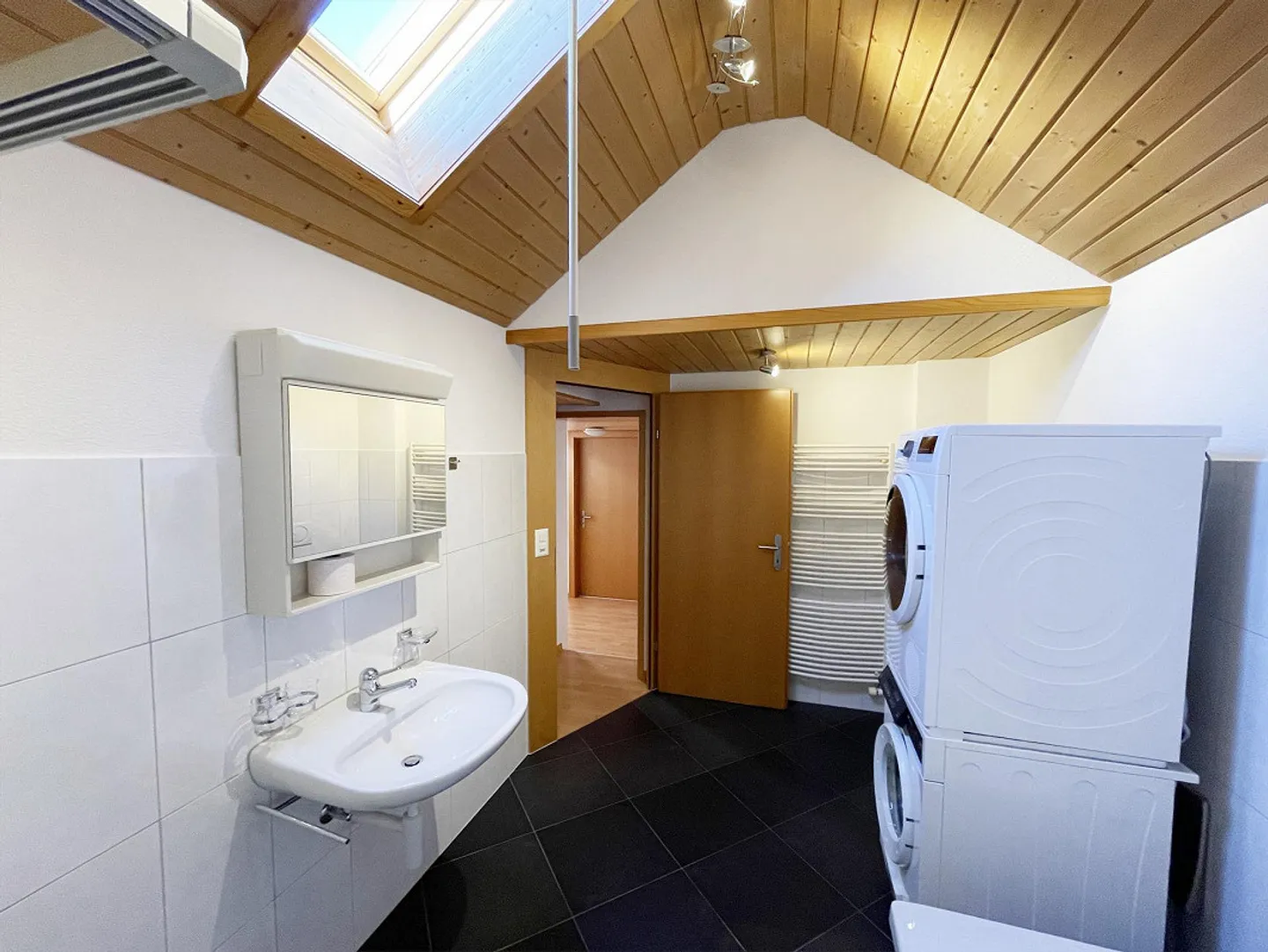 Spacious and Cozy 4.5-Room Apartment - Photo 11 of 21