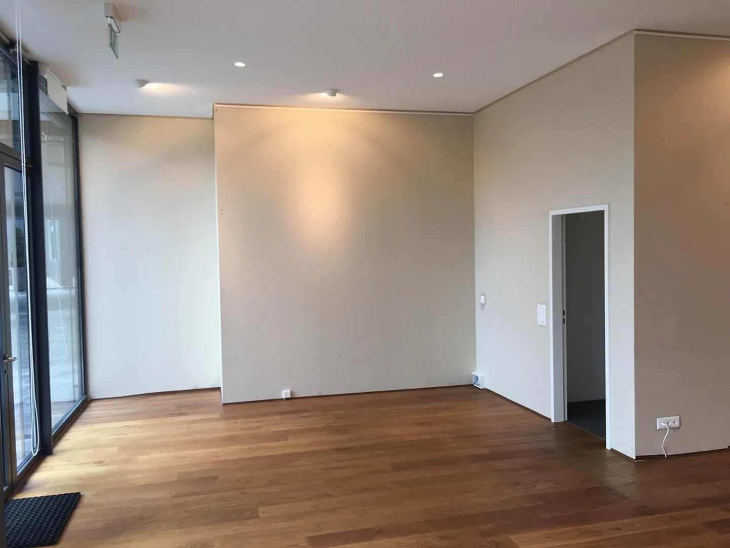 Espace de vente / showroom ou bureau moderne et attrayant - Photo 3 sur 10