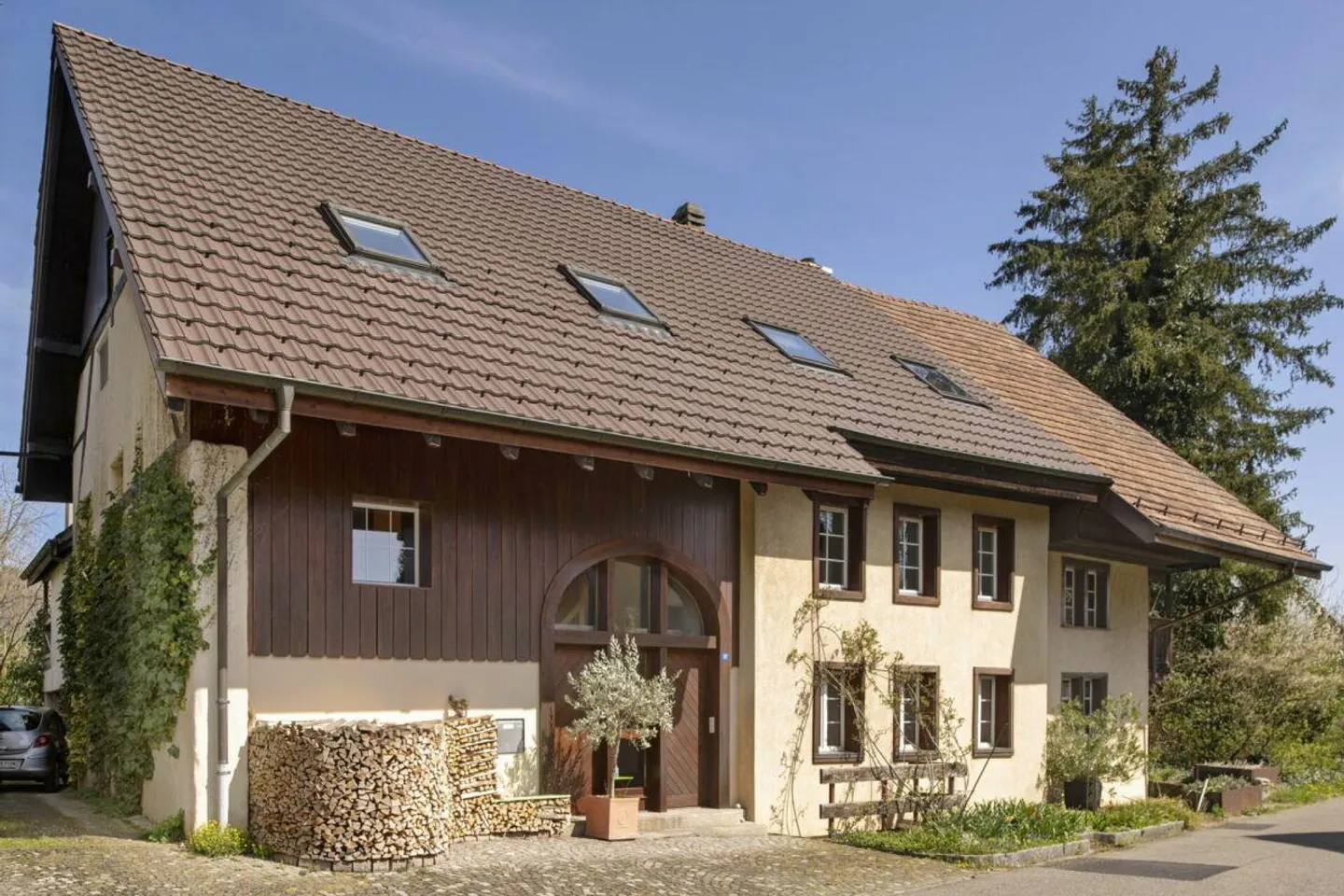 Characterful and spacious single-family house in the heart of Küttigen - Photo 1 of 9