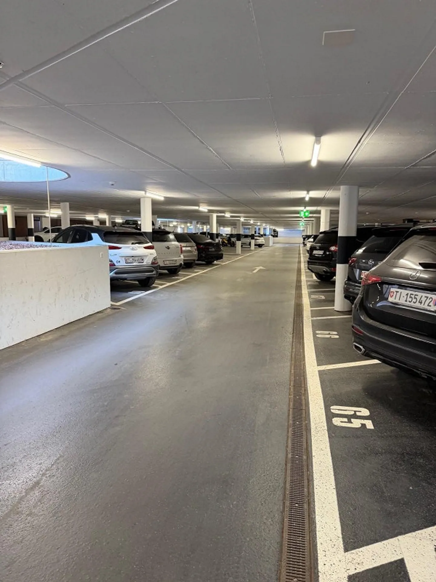 Place de parking dans le garage souterrain également pour voitures électriques à Agno - Photo 1 sur 2