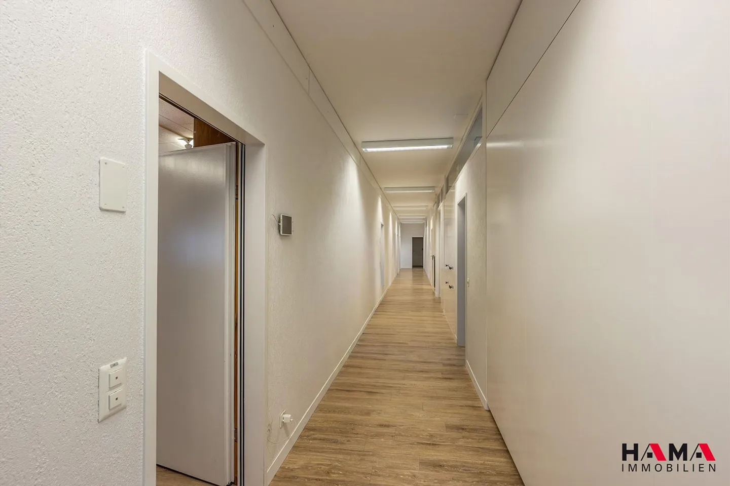 Spacious office premises in a central location - Photo 2 of 13