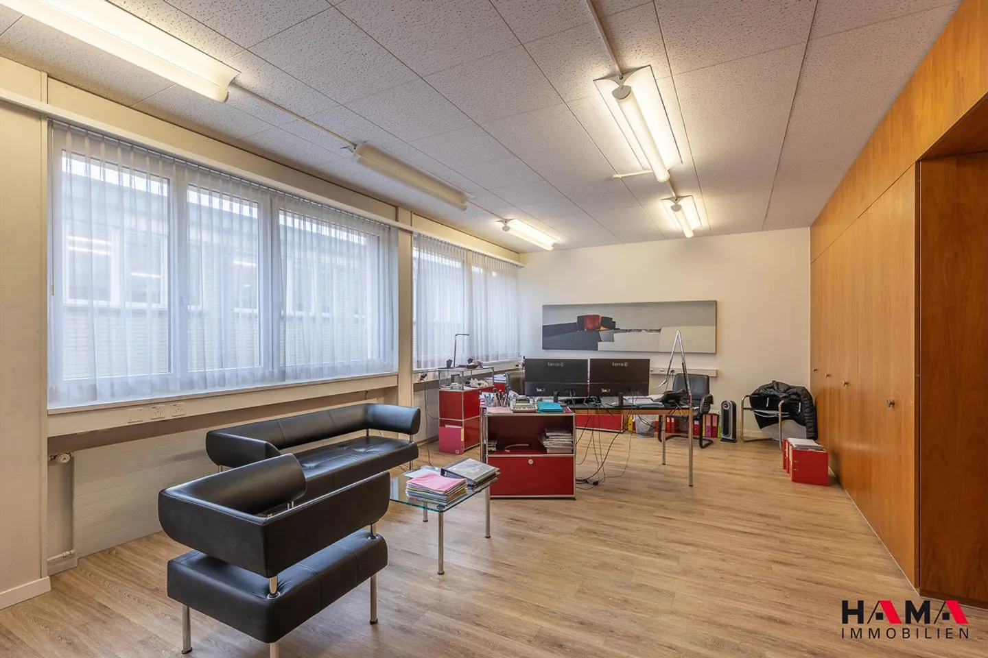 Spacious office premises in a central location - Photo 3 of 13