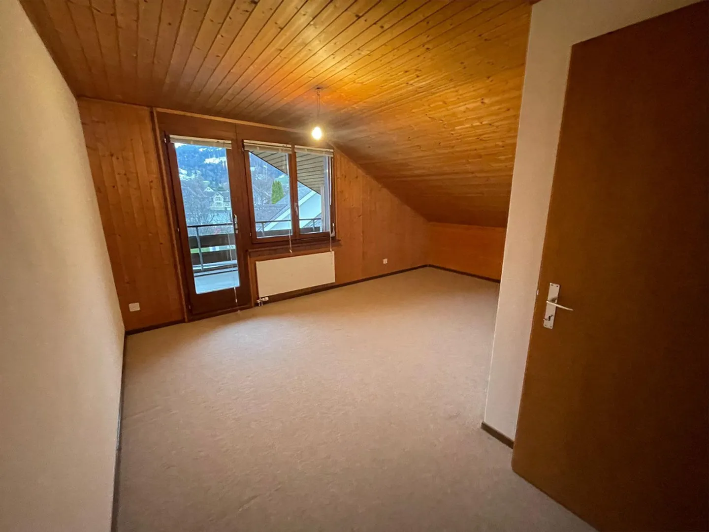 Beautiful attic apartment with large south balcony - Photo 5 of 9