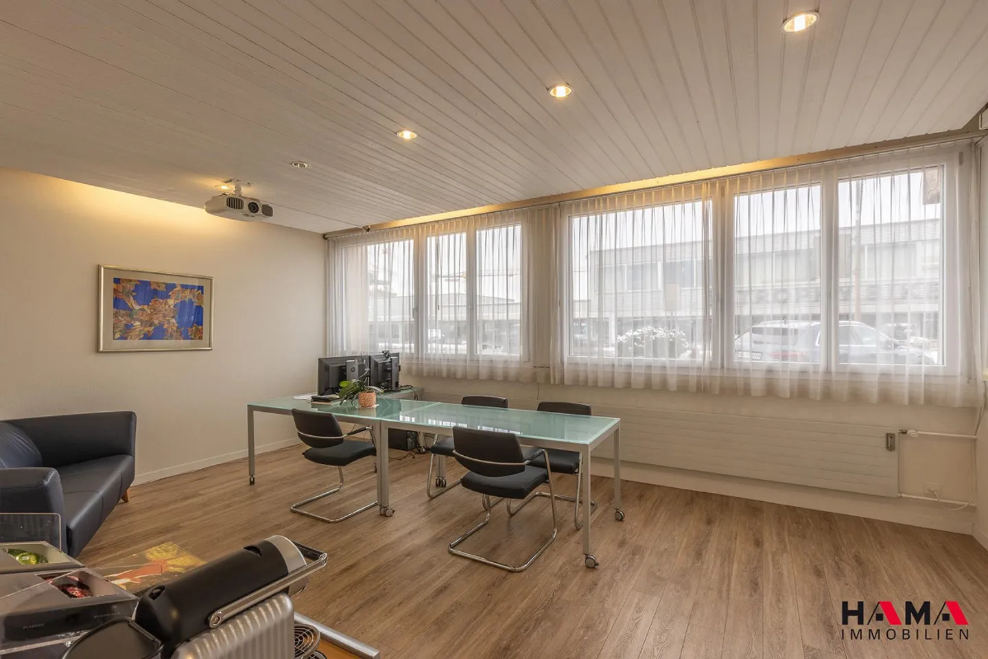 Spacious office premises in a central location - Photo 4 of 13