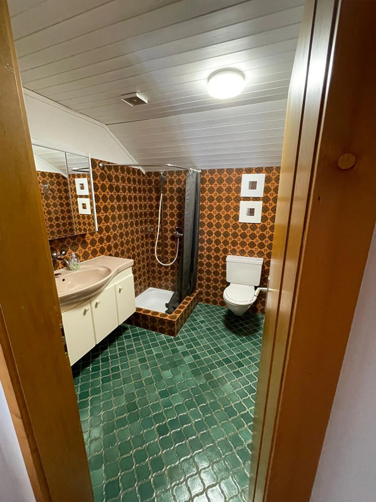 Beautiful attic apartment with large south balcony - Photo 7 of 9
