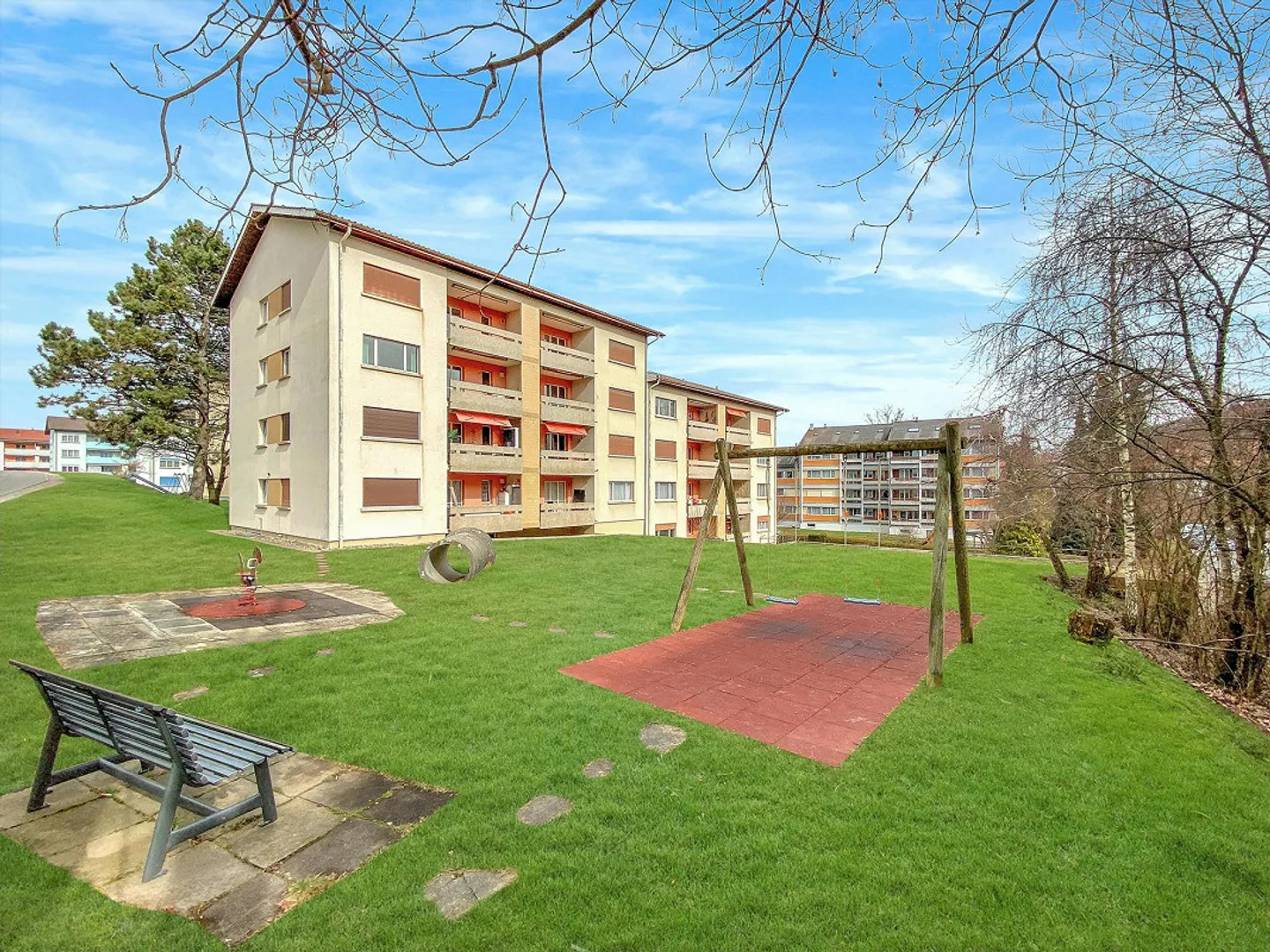 Appartement lumineux de 4,5 pièces avec balcon ensoleillé à Düdingen - Photo 1 sur 10