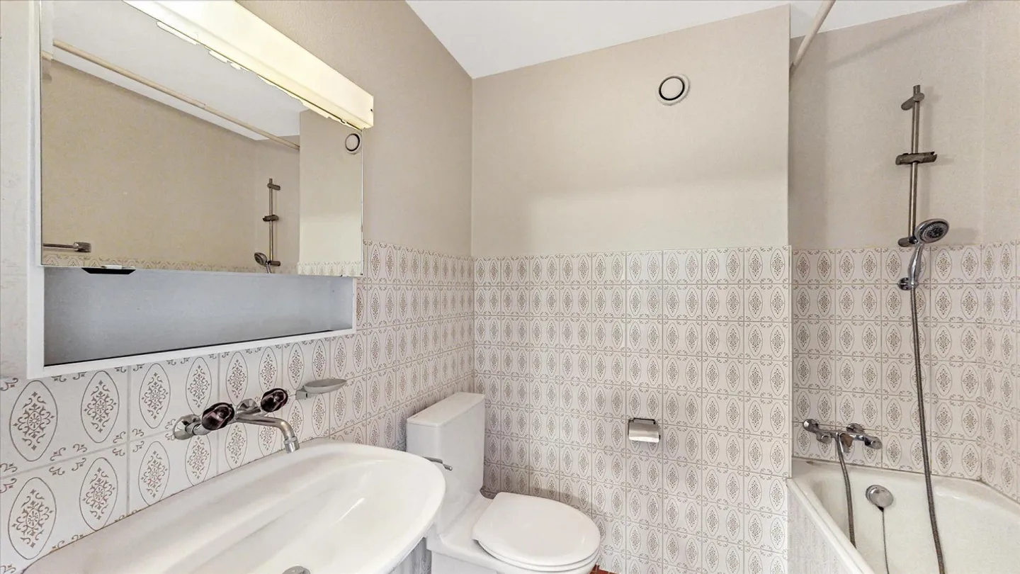 Appartement lumineux de 4,5 pièces avec balcon ensoleillé à Düdingen - Photo 5 sur 10