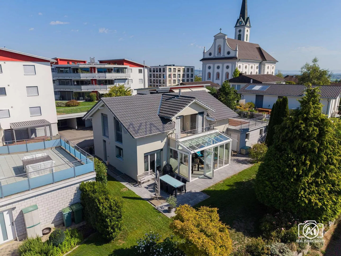 Geräumiges Familienhaus mit Wintergarten - Foto 1 von 13