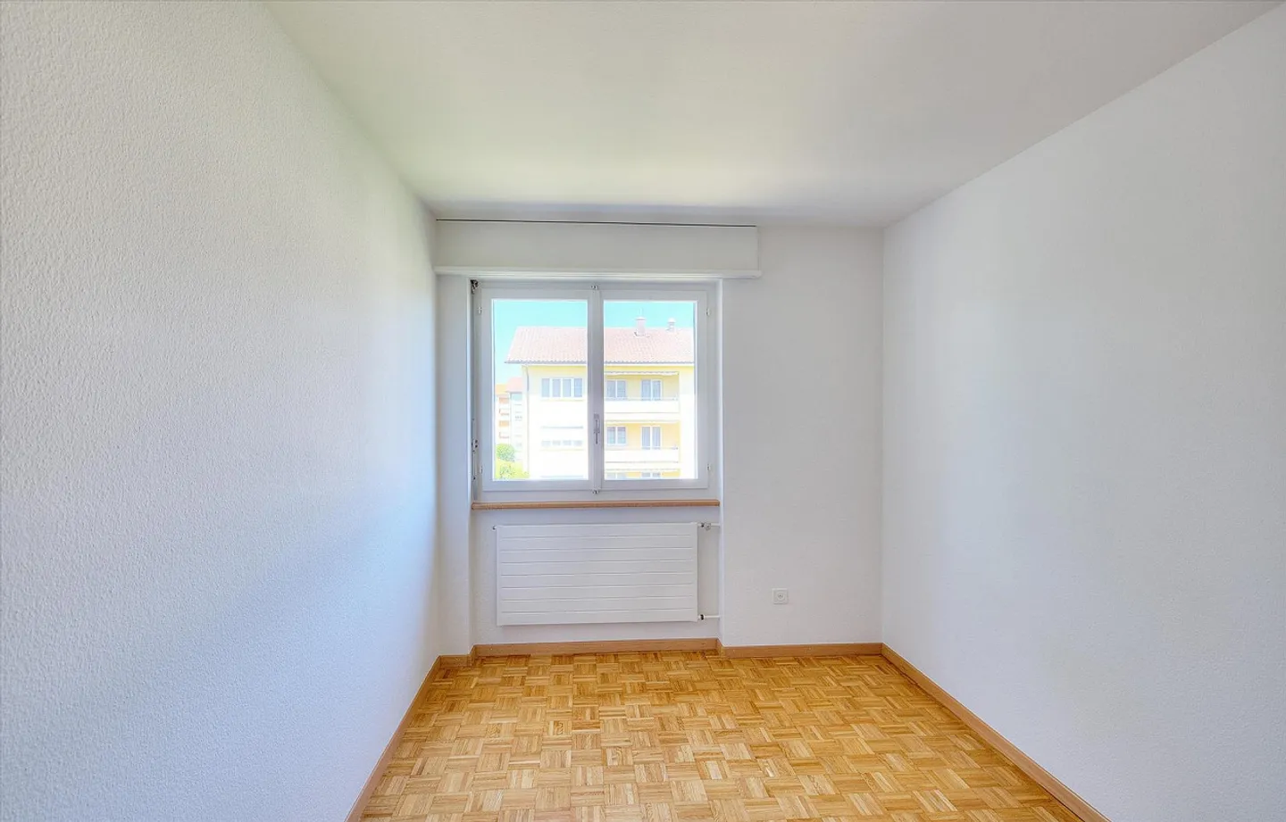 Appartement lumineux de 4,5 pièces avec balcon ensoleillé à Düdingen - Photo 6 sur 10
