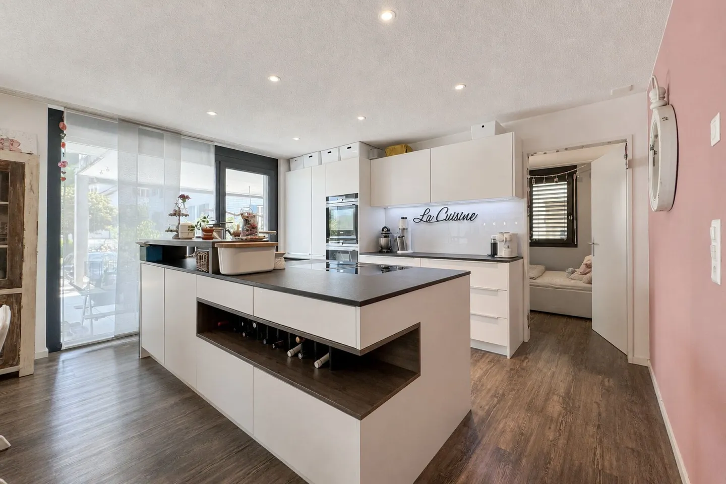Light, Space, Comfort: Ground Floor Apartment with 4½ Rooms and Large Terrace - Photo 3 of 13