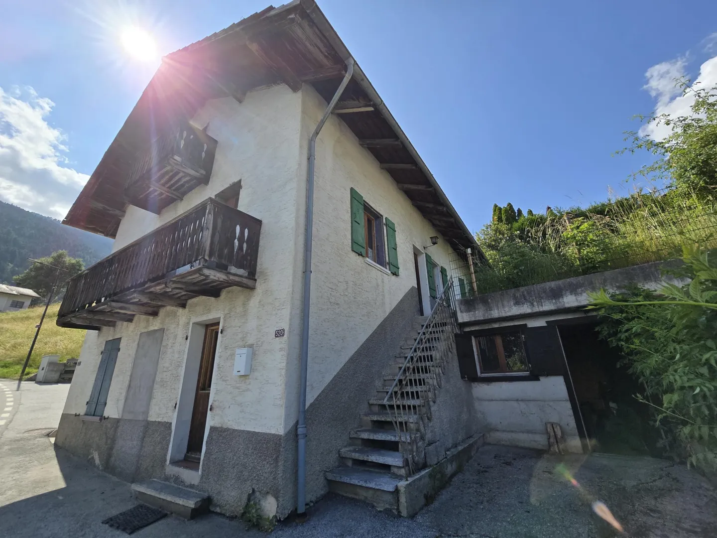 Casa a schiera di 3,5 locali / giardino, posti auto, carnotzet e Garage Box - Foto 3 di 10