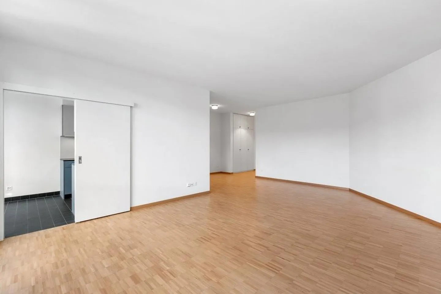 Moderne 4.5-Zimmerwohnung in Zürich - Foto 2 von 12