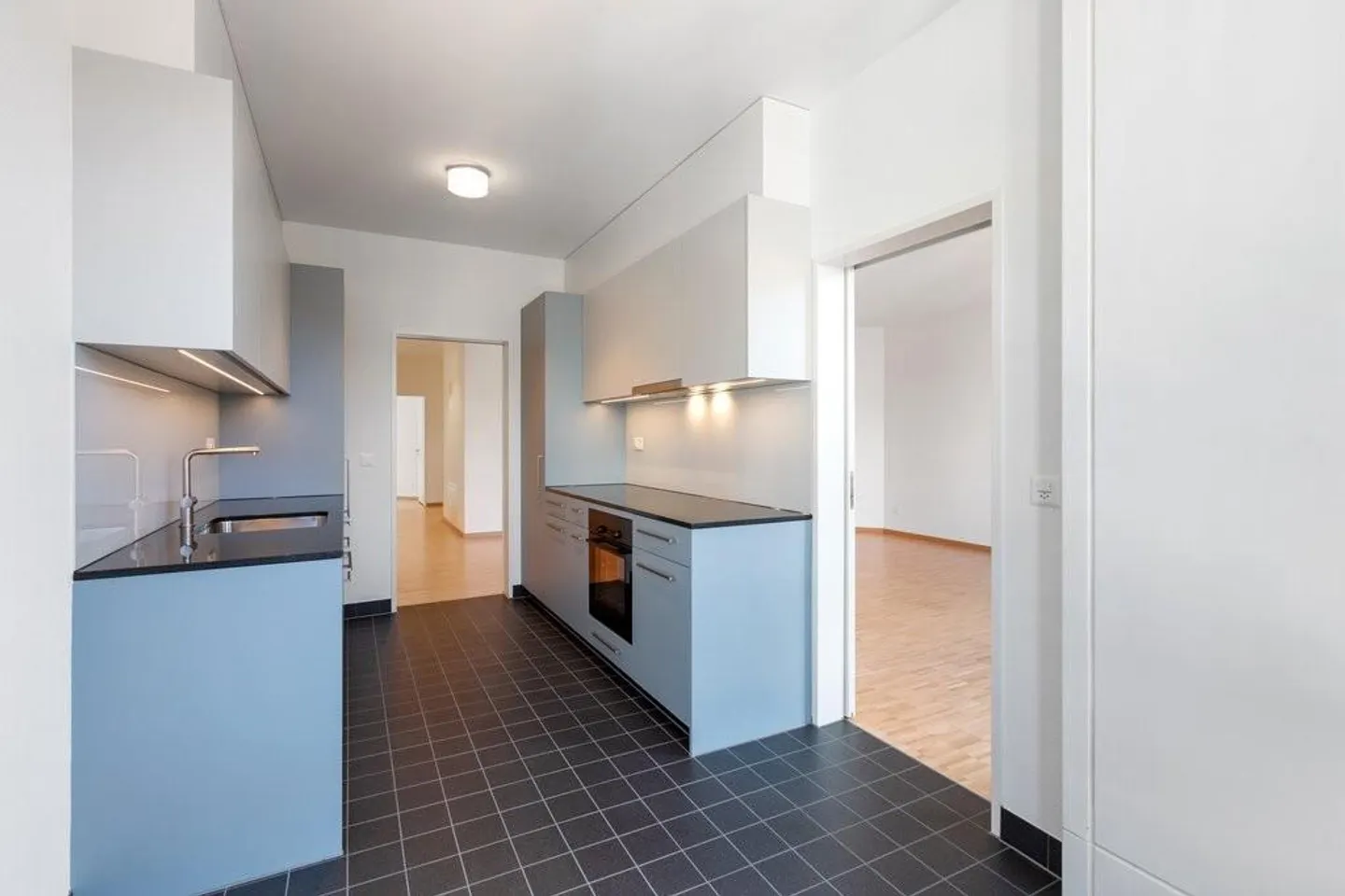 Moderne 4.5-Zimmerwohnung in Zürich - Foto 3 von 12