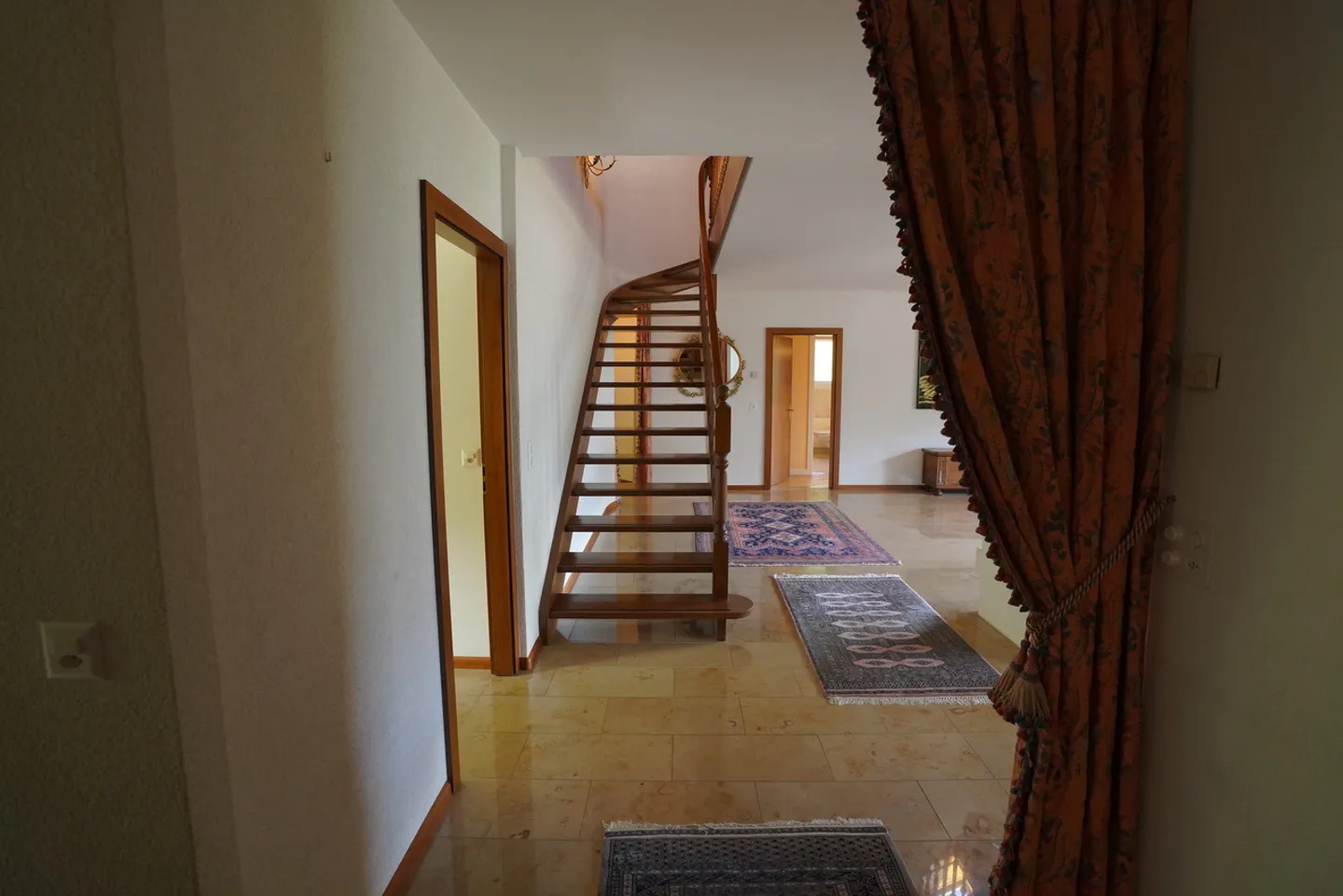 MAGNIFICENT PENTHOUSE FOR RENT IN GRAVELONE - Photo 5 of 27