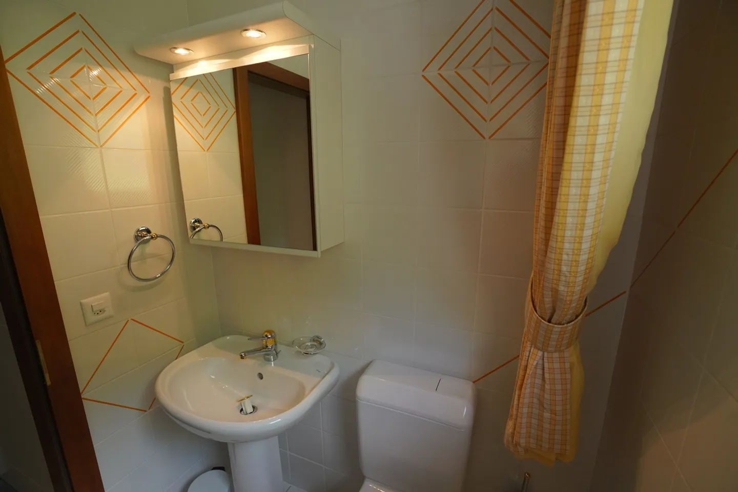 MAGNIFICENT PENTHOUSE FOR RENT IN GRAVELONE - Photo 6 of 27