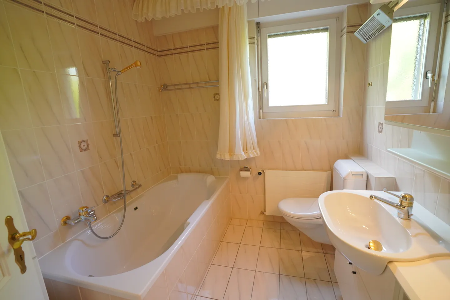 MAGNIFICENT PENTHOUSE FOR RENT IN GRAVELONE - Photo 11 of 27