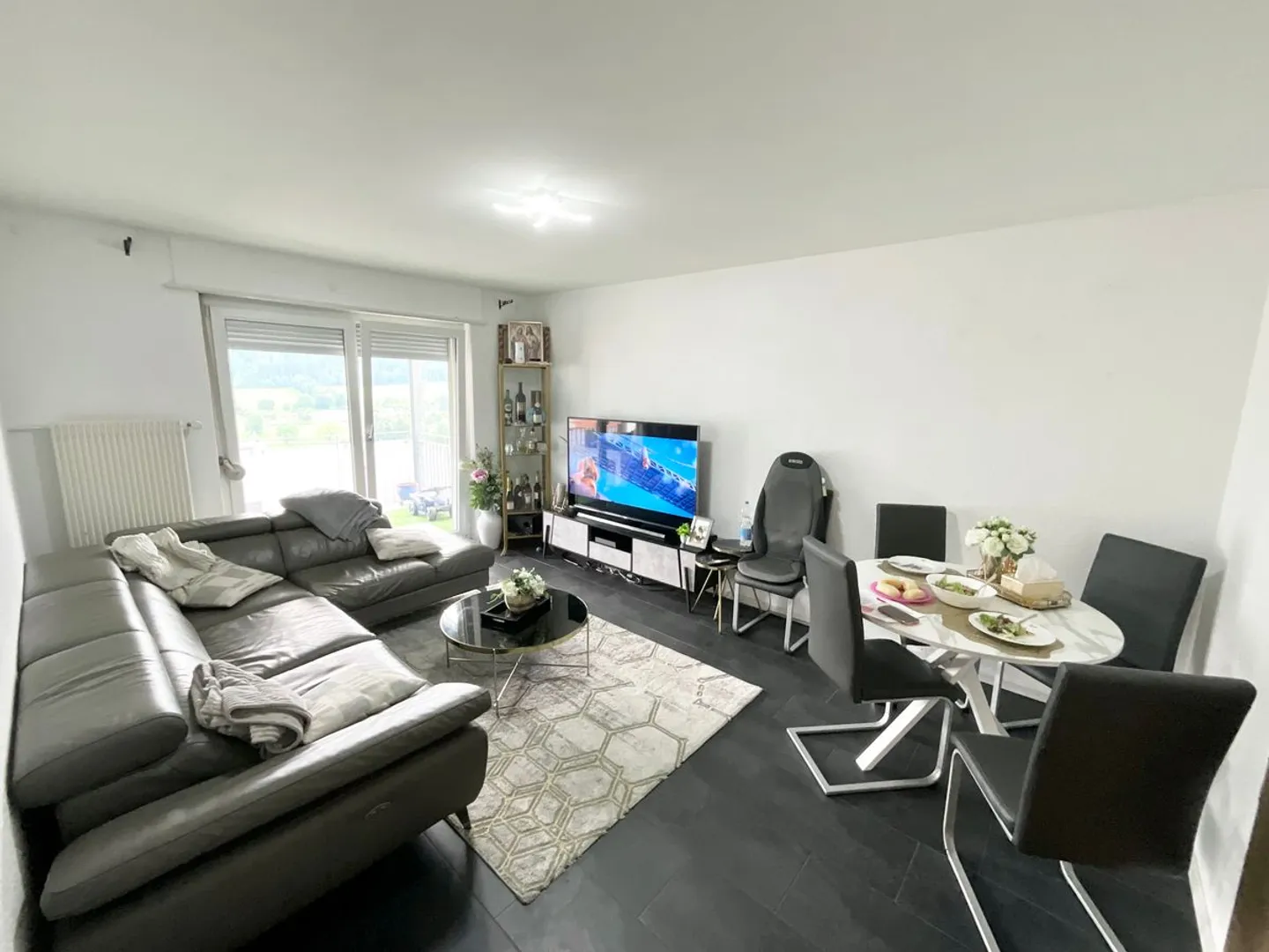 Appartement de quatre pièces avec grande terrasse sud - Photo 2 sur 9