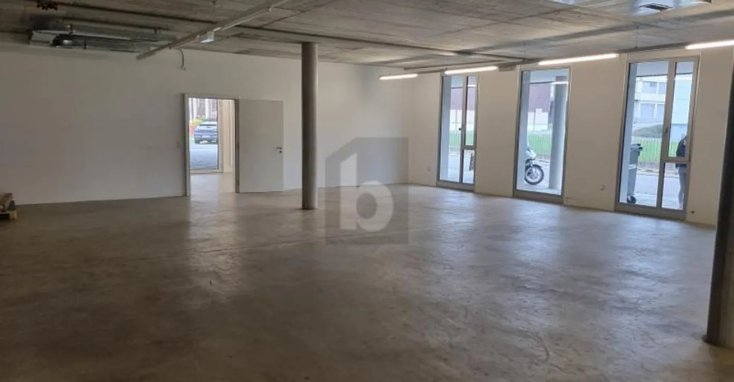 LARGE SPACE, VERY GOOD LOCATION - Photo 2 of 6
