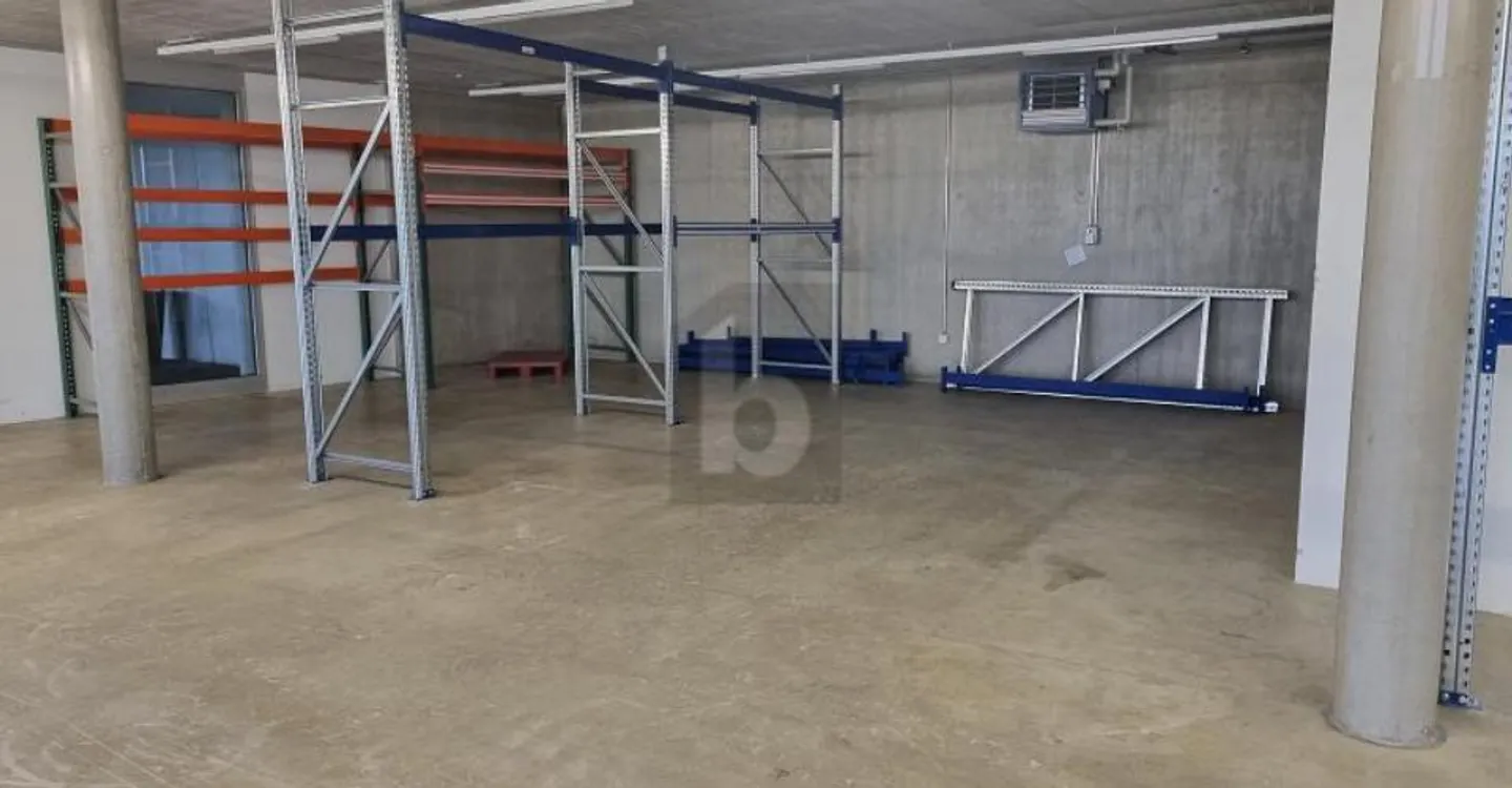 LARGE SPACE, VERY GOOD LOCATION - Photo 3 of 6