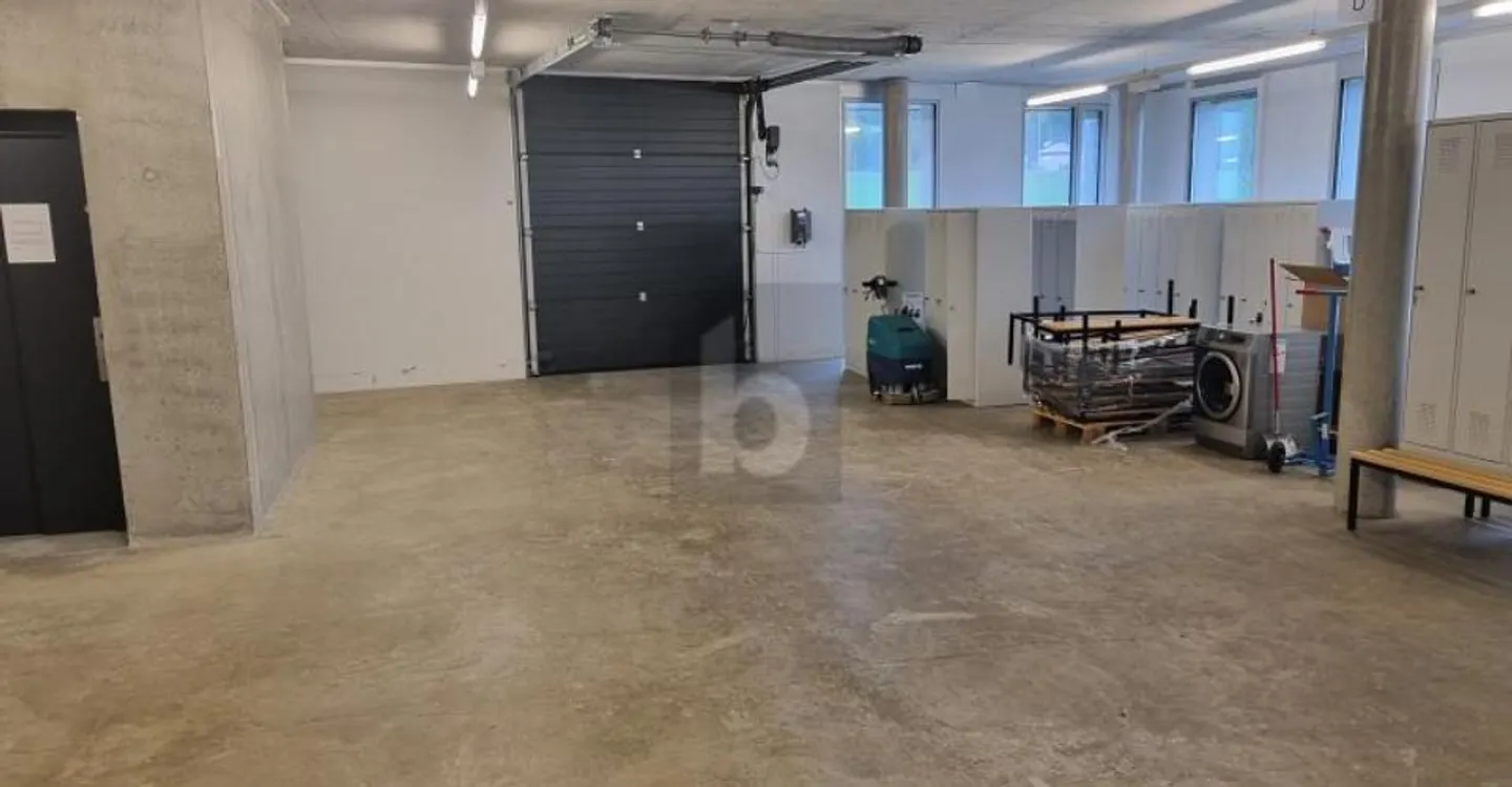 LARGE SPACE, VERY GOOD LOCATION - Photo 4 of 6