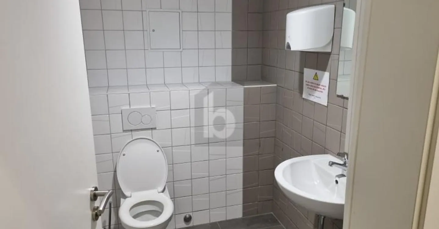 LARGE SPACE, VERY GOOD LOCATION - Photo 5 of 6