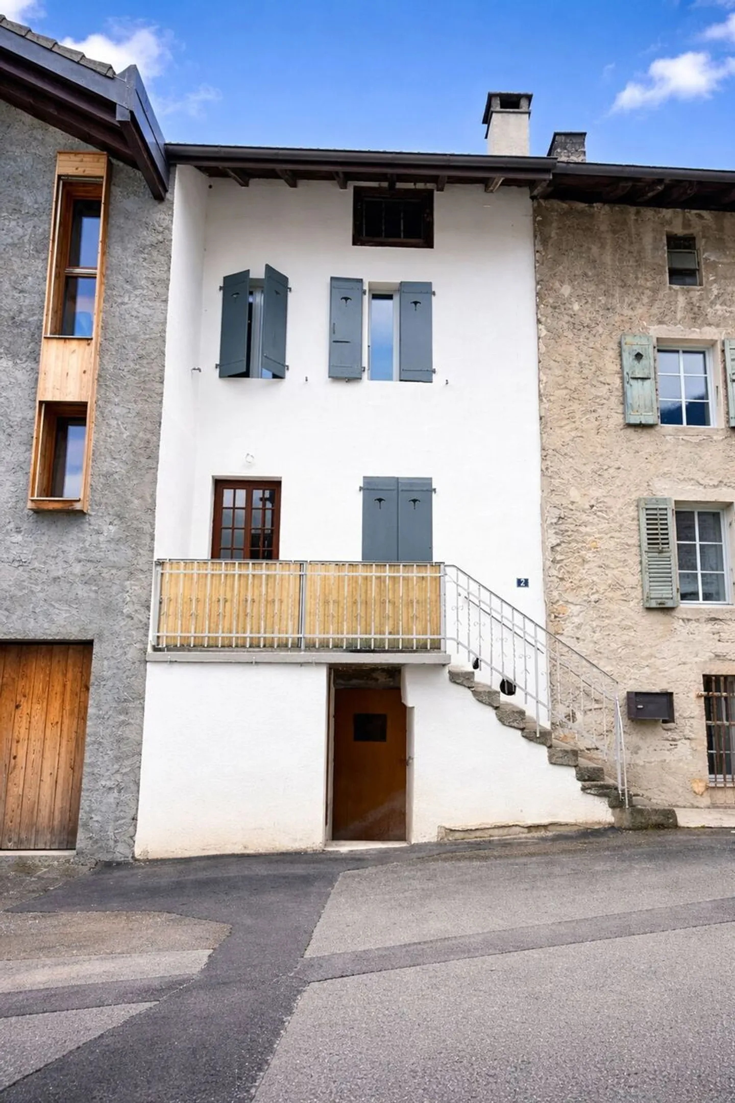 Rare object - Charming triplex 4.5 rooms in the heart of the old village of Collombey - Photo 2 of 12