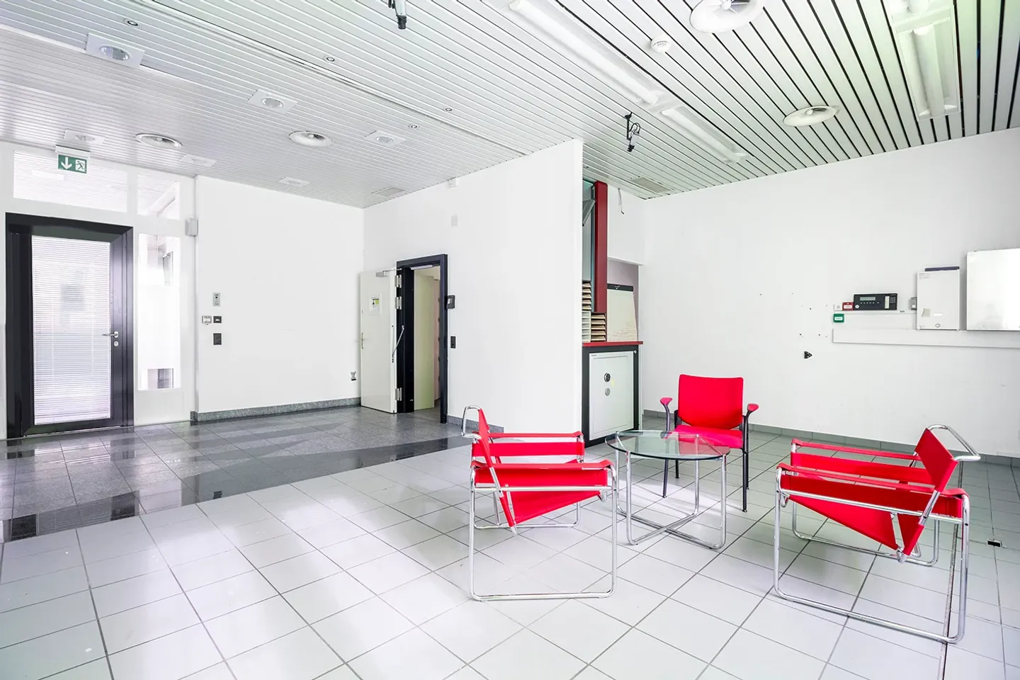 Offices in a Strategic Location - Photo 3 of 9