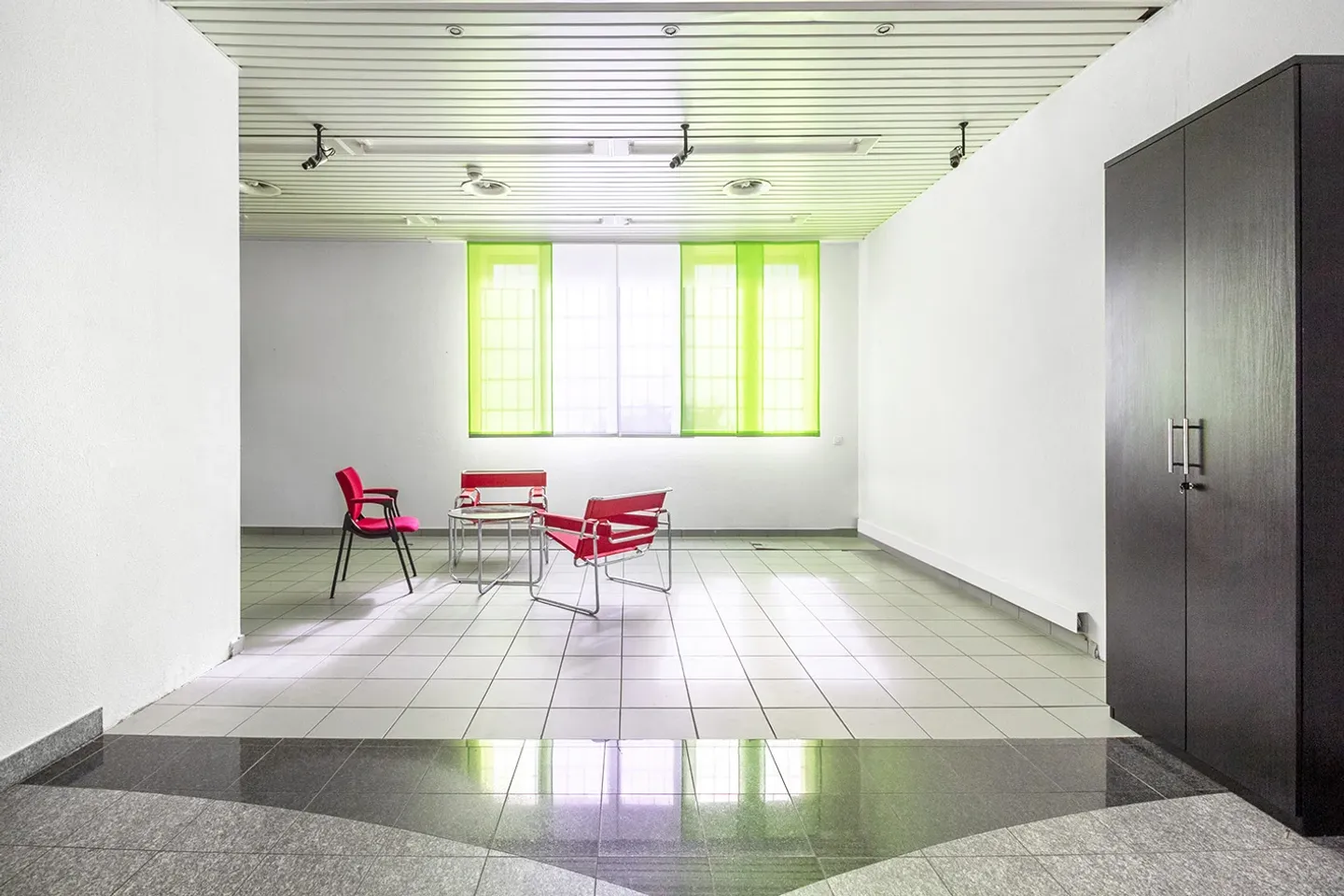 Offices in a Strategic Location - Photo 4 of 9