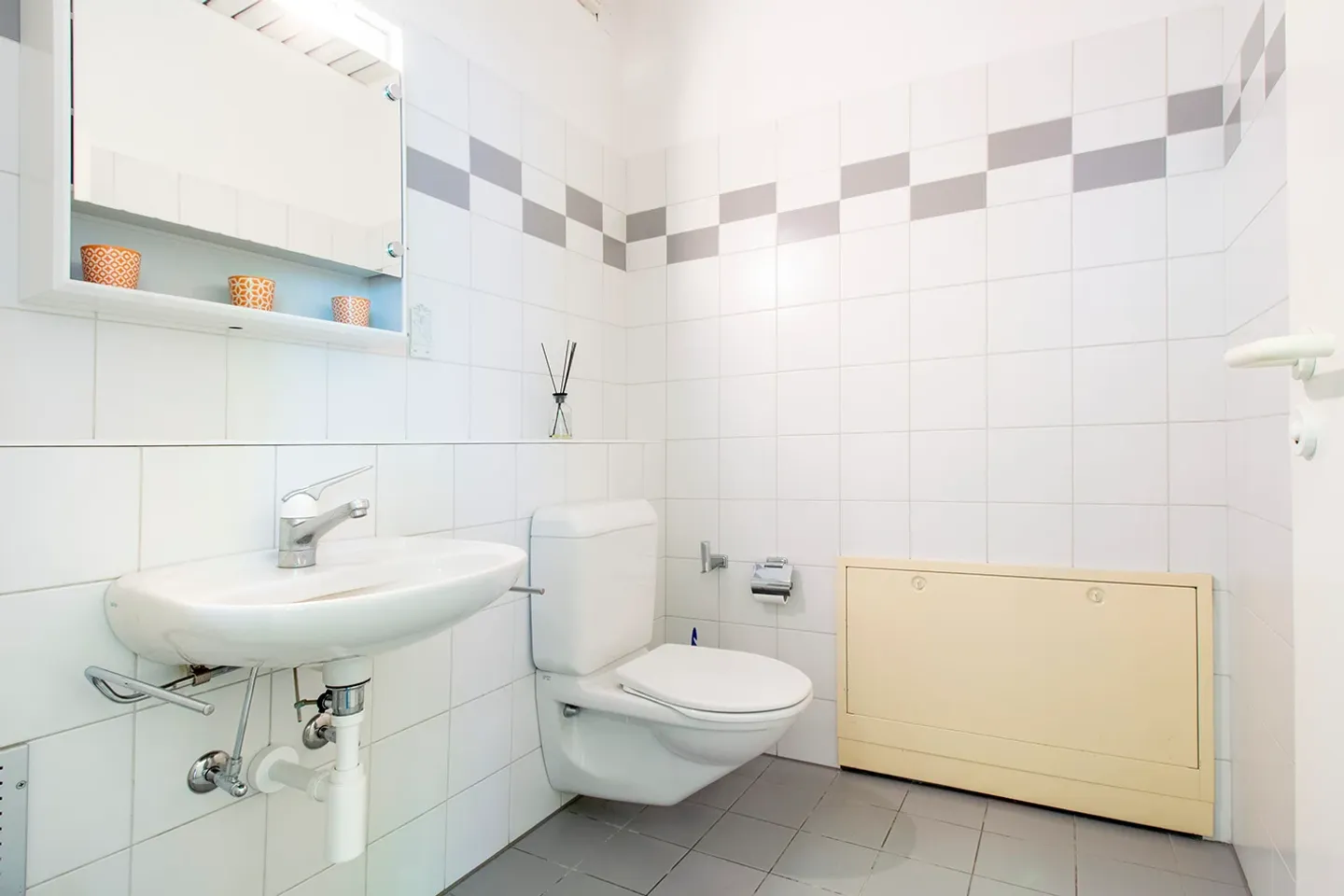 Offices in a Strategic Location - Photo 5 of 9