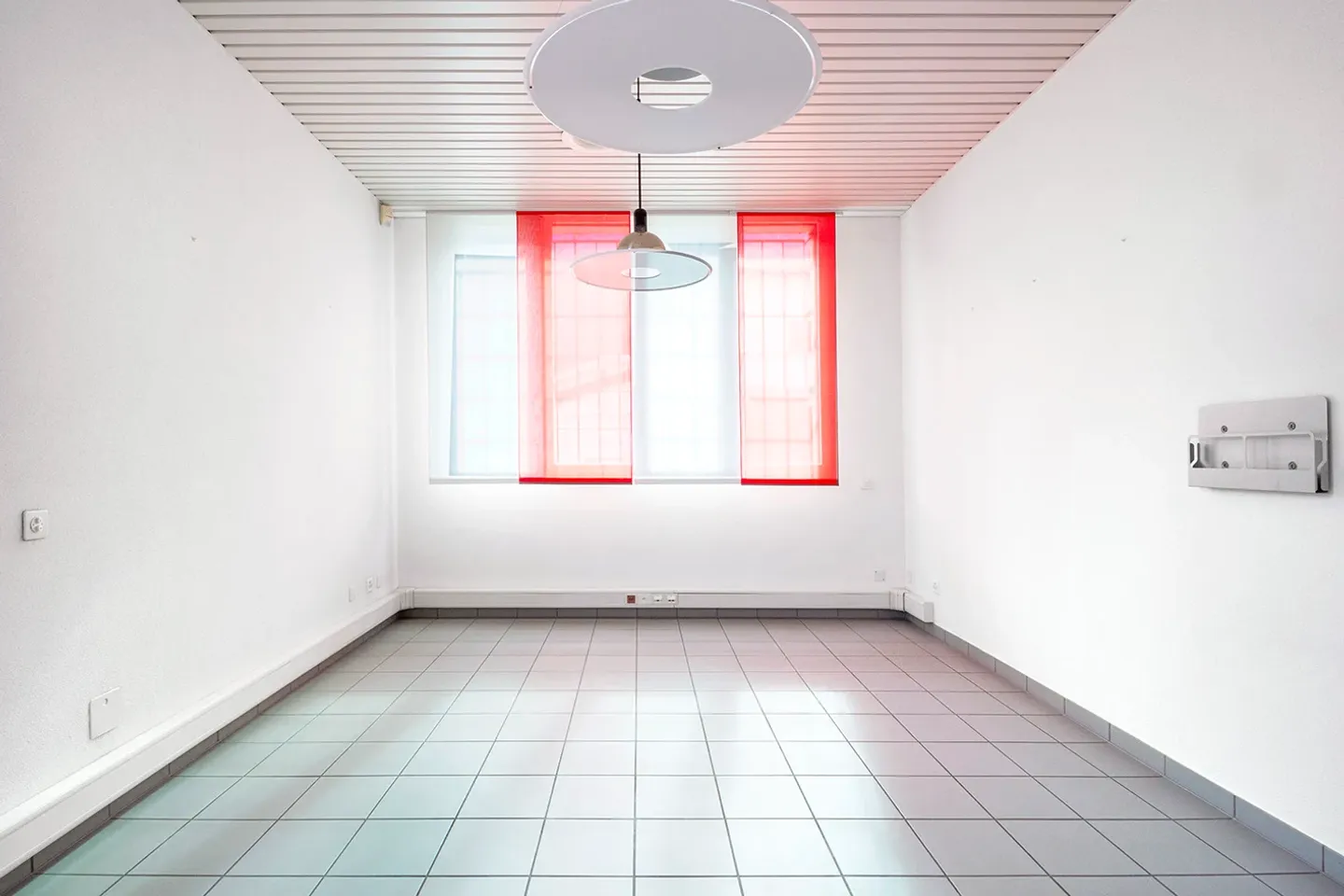 Offices in a Strategic Location - Photo 7 of 9