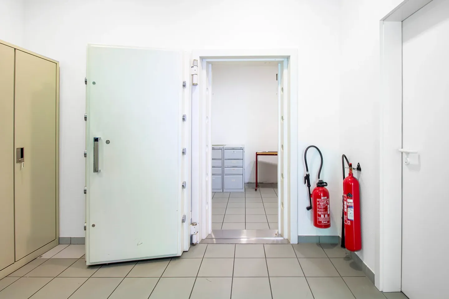 Offices in a Strategic Location - Photo 8 of 9