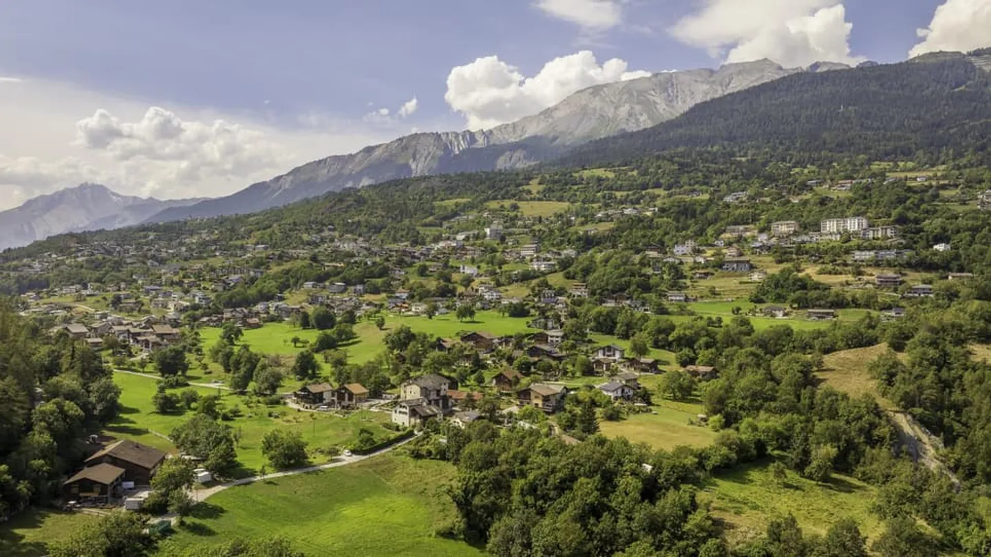 Edificio composto da 2 appartamenti di 3,5 stanze - Foto 3 di 13