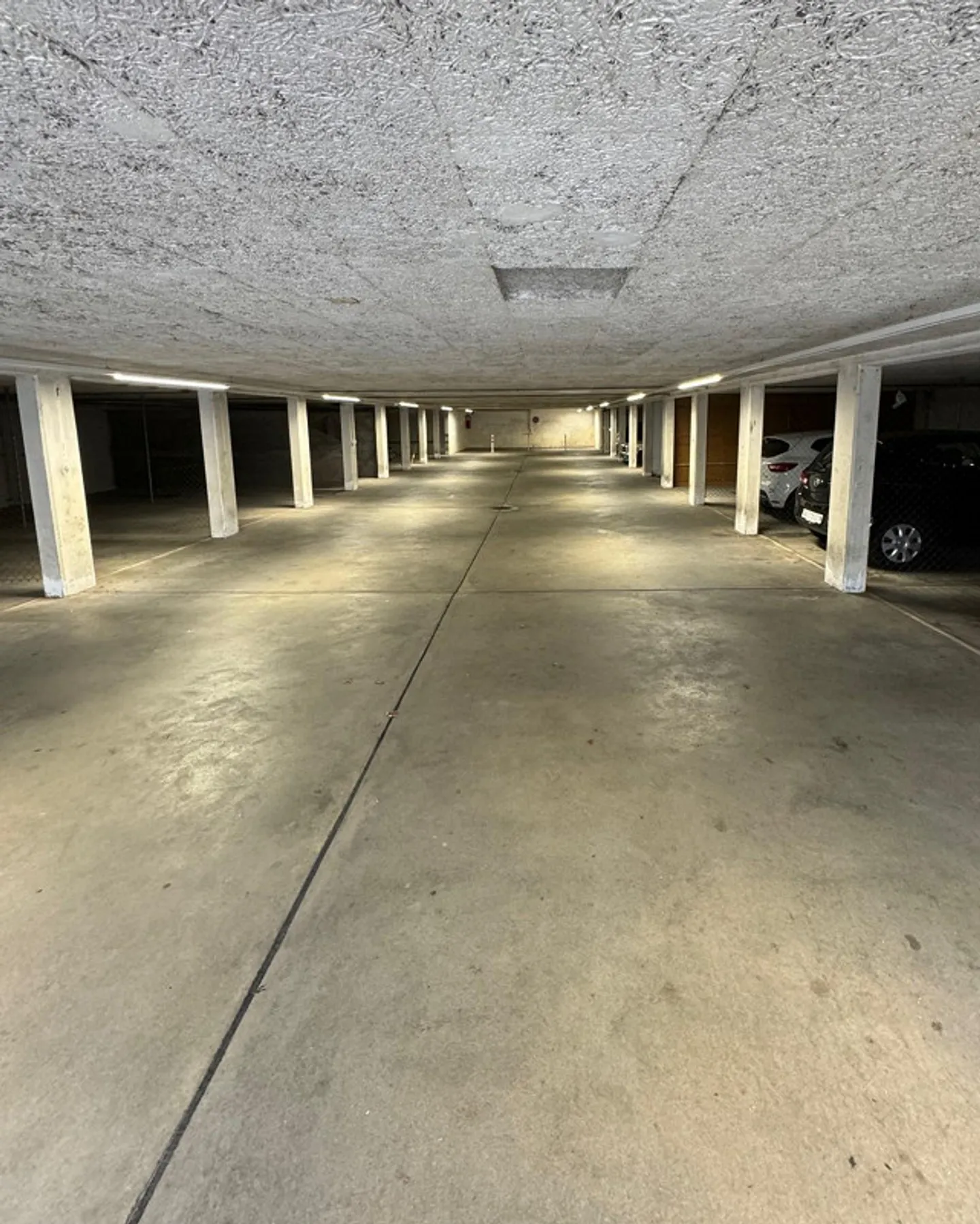 Tiefgaragenparkplatz / Offene Garage - Foto 2 von 3