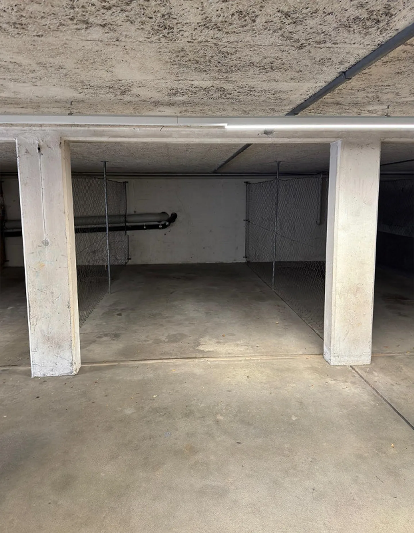 Tiefgaragenparkplatz / Offene Garage - Foto 3 von 3