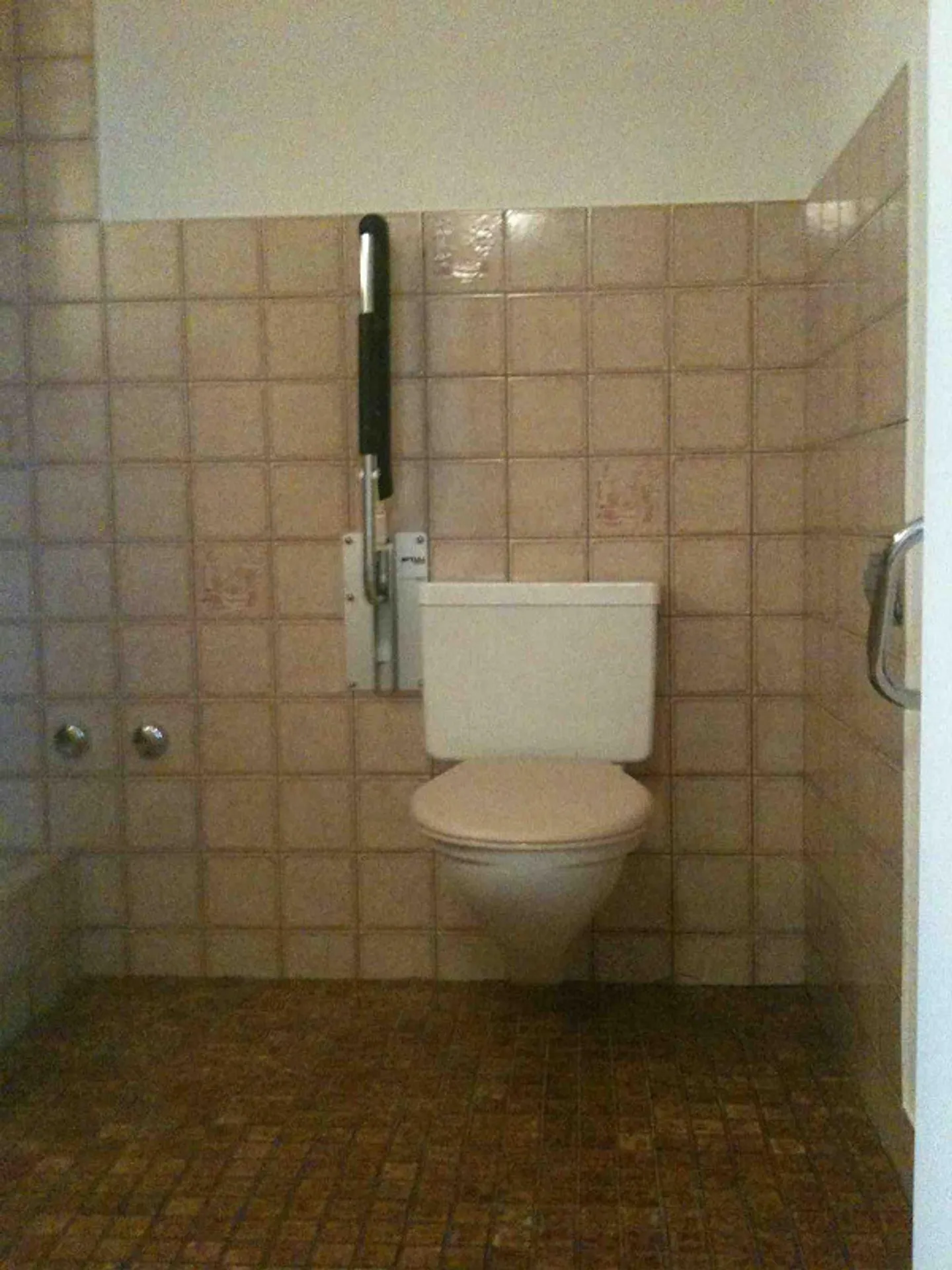 L'appartamento ideale per single. Ampio layout con balcone e ascensore - Foto 7 di 9