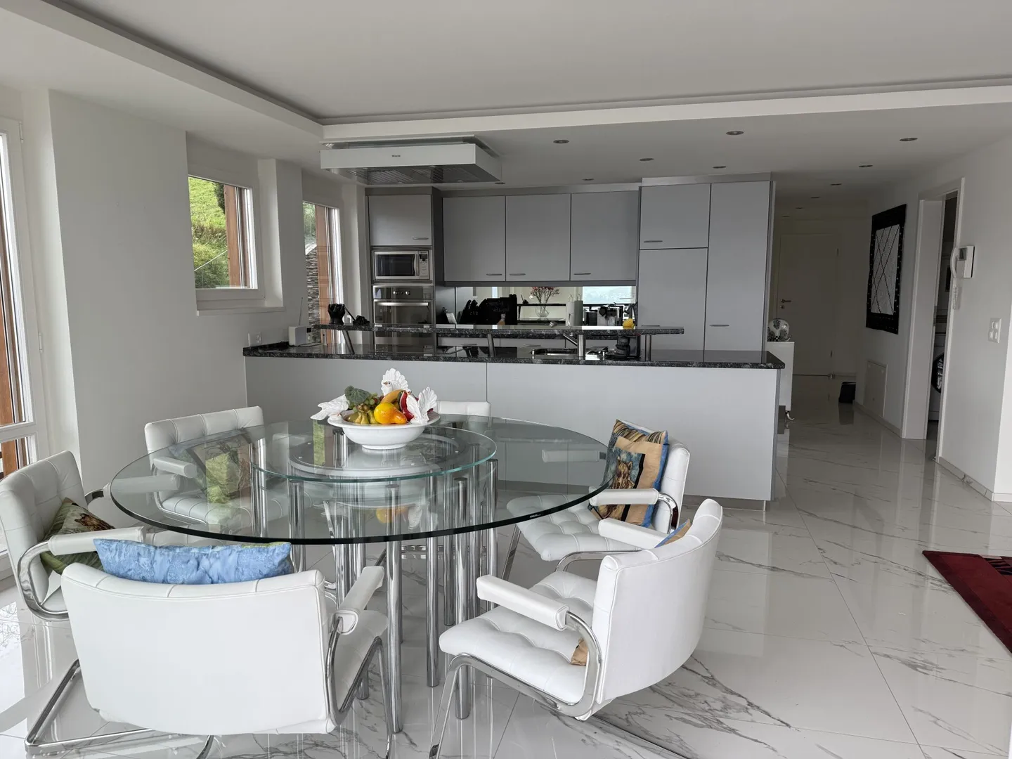 Top furnished 3.5-room apartment with lake and mountain view - Photo 1 of 14