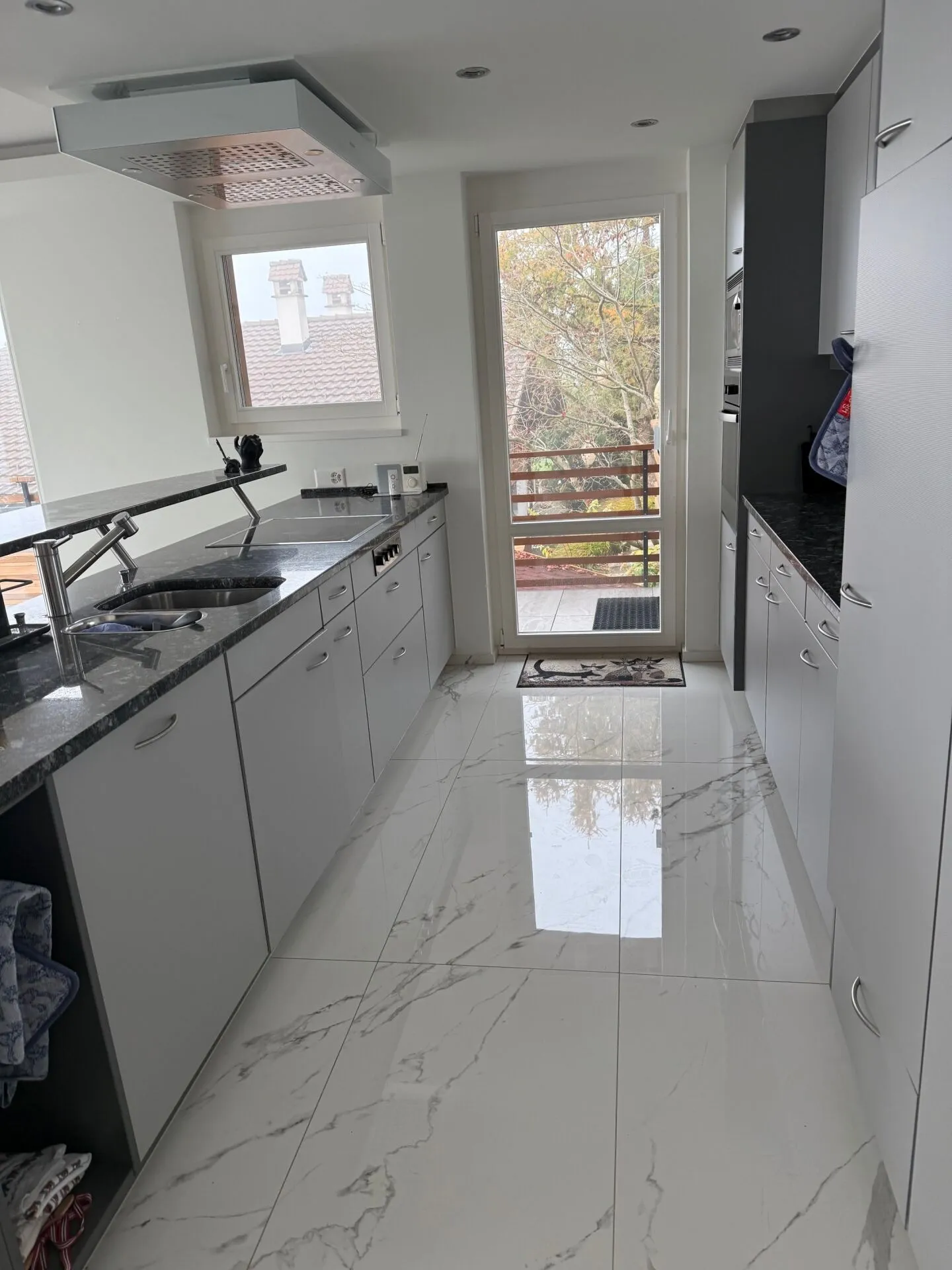 Top furnished 3.5-room apartment with lake and mountain view - Photo 4 of 14