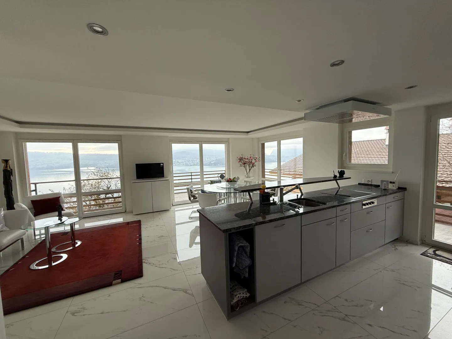 Top furnished 3.5-room apartment with lake and mountain view - Photo 2 of 14