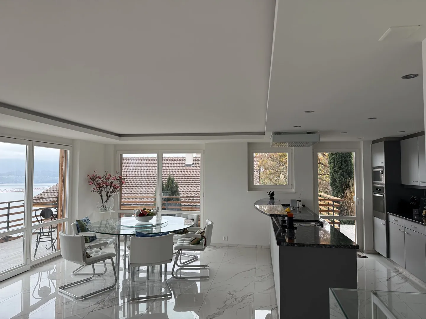 Top furnished 3.5-room apartment with lake and mountain view - Photo 3 of 14