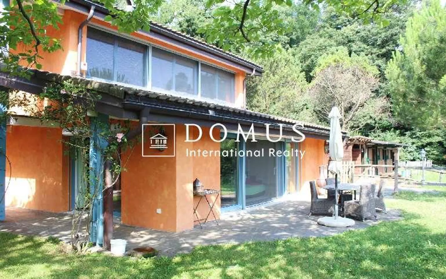 Villa mit großem Park und 3 Pferdeboxen - Foto 2 von 13
